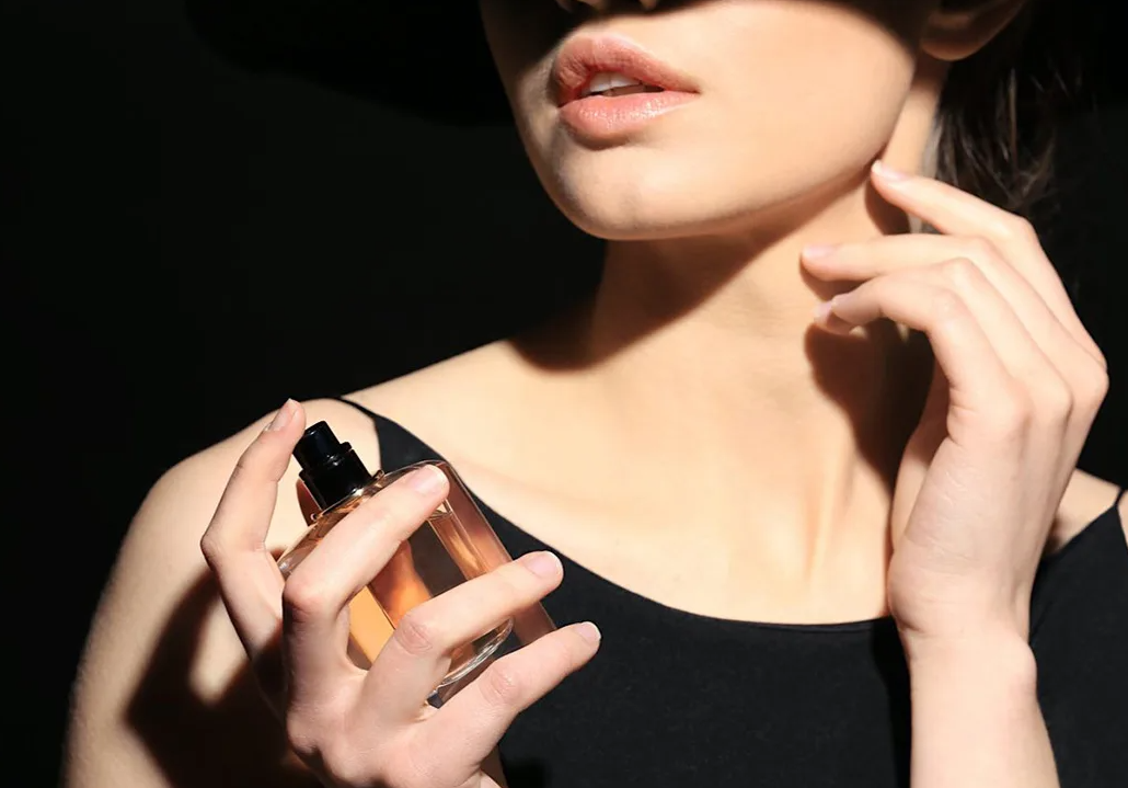 Парфуми на вечір: як вибрати аромат, який залишиться у пам’яті