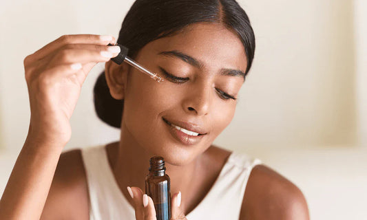 Догляд за шкірою навколо очей: креми та сироватки