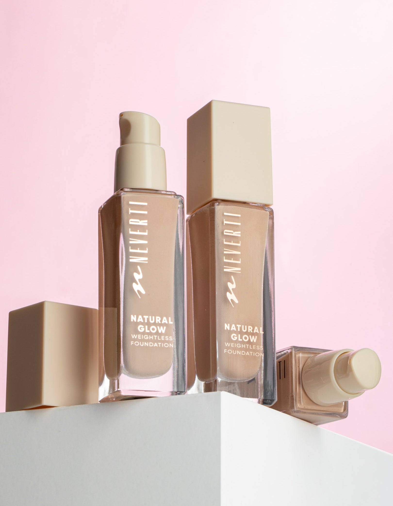 Тональна основа Natural Glow Weightless Foundation — Neverti